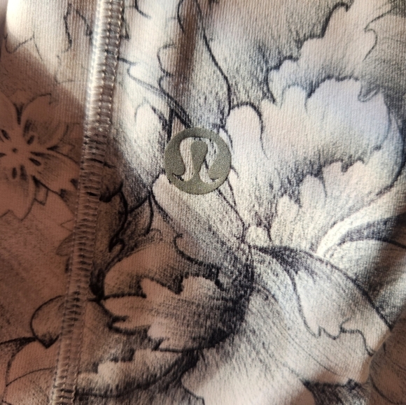 Lululemon Leggings Mid Rise Size 4. Gray ocean Swirl. - Picture 6 of 7